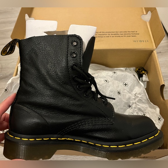 Brand New Us 6 - Picture 2 of 3